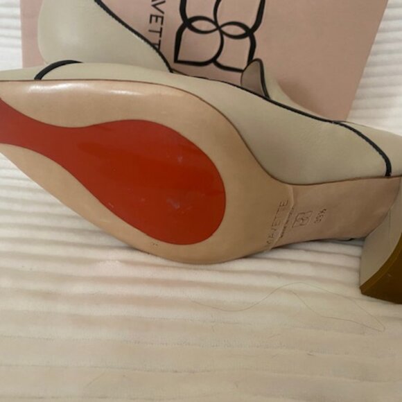 Beautiful Mavette cream pumps -- never worn! - Picture 4 of 8